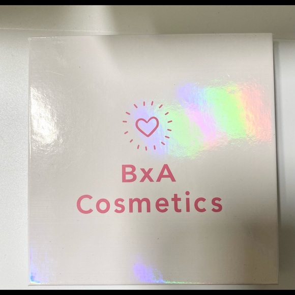 All eyes on me Eyeshadow Palette - Picture 2 of 3